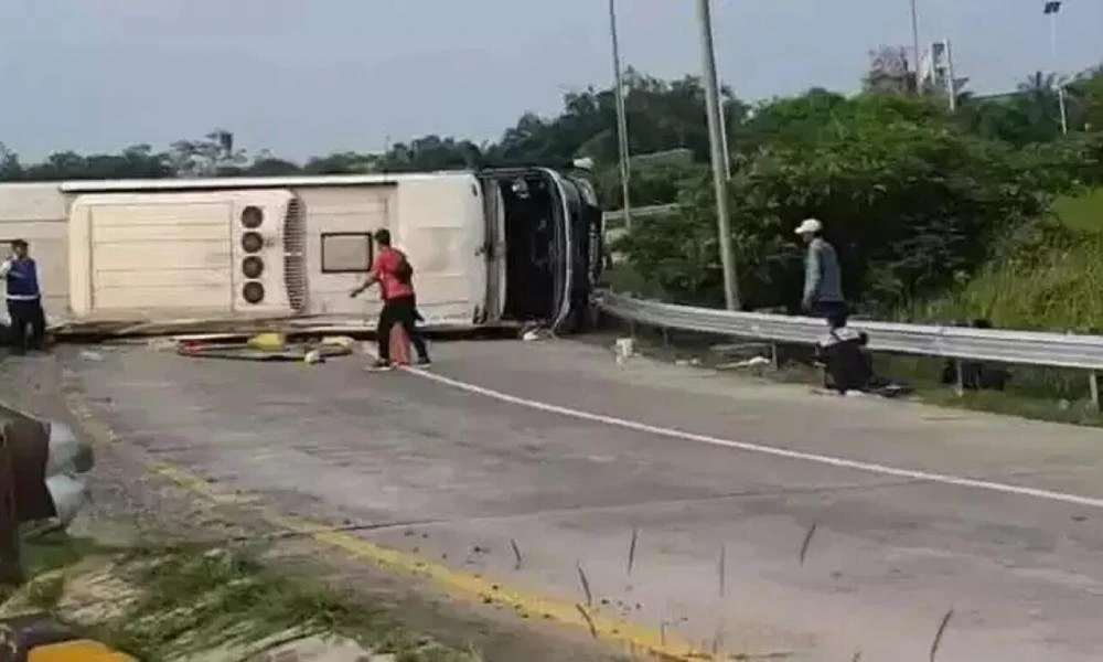 Τραγωδία στην Ινδονησία- 12 νεκροί και 7 τραυματίες σε τροχαίο δυστύχημα με λεωφορείο στη Δυτική Ιάβα (Βίντεο)